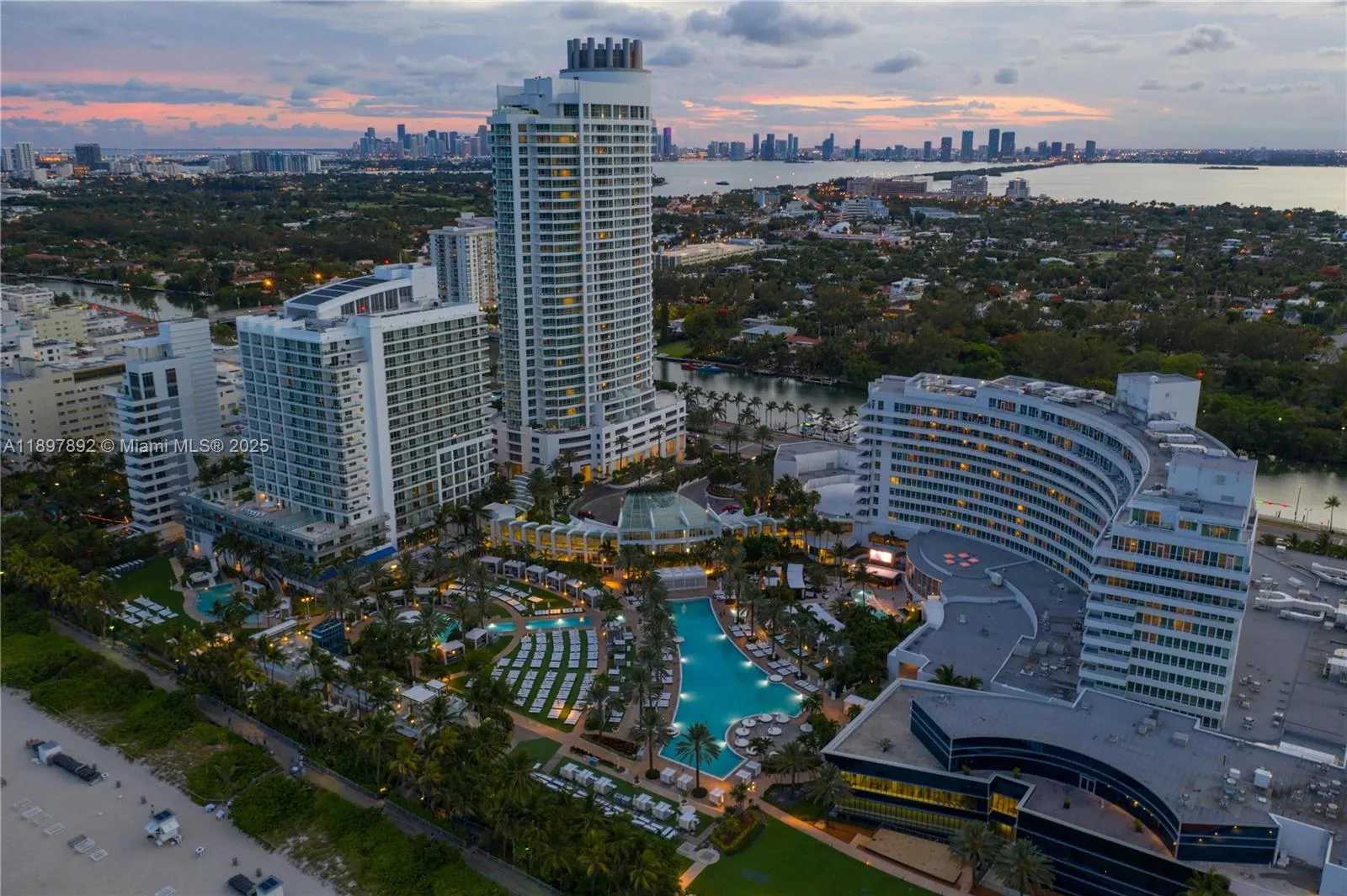 4391 Collins Ave, #1619