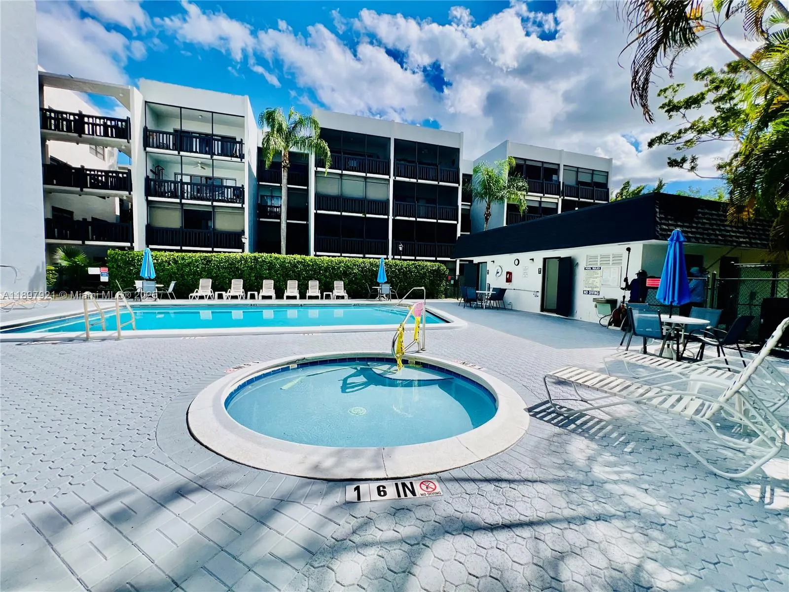 1021 Mockingbird Ln, #215