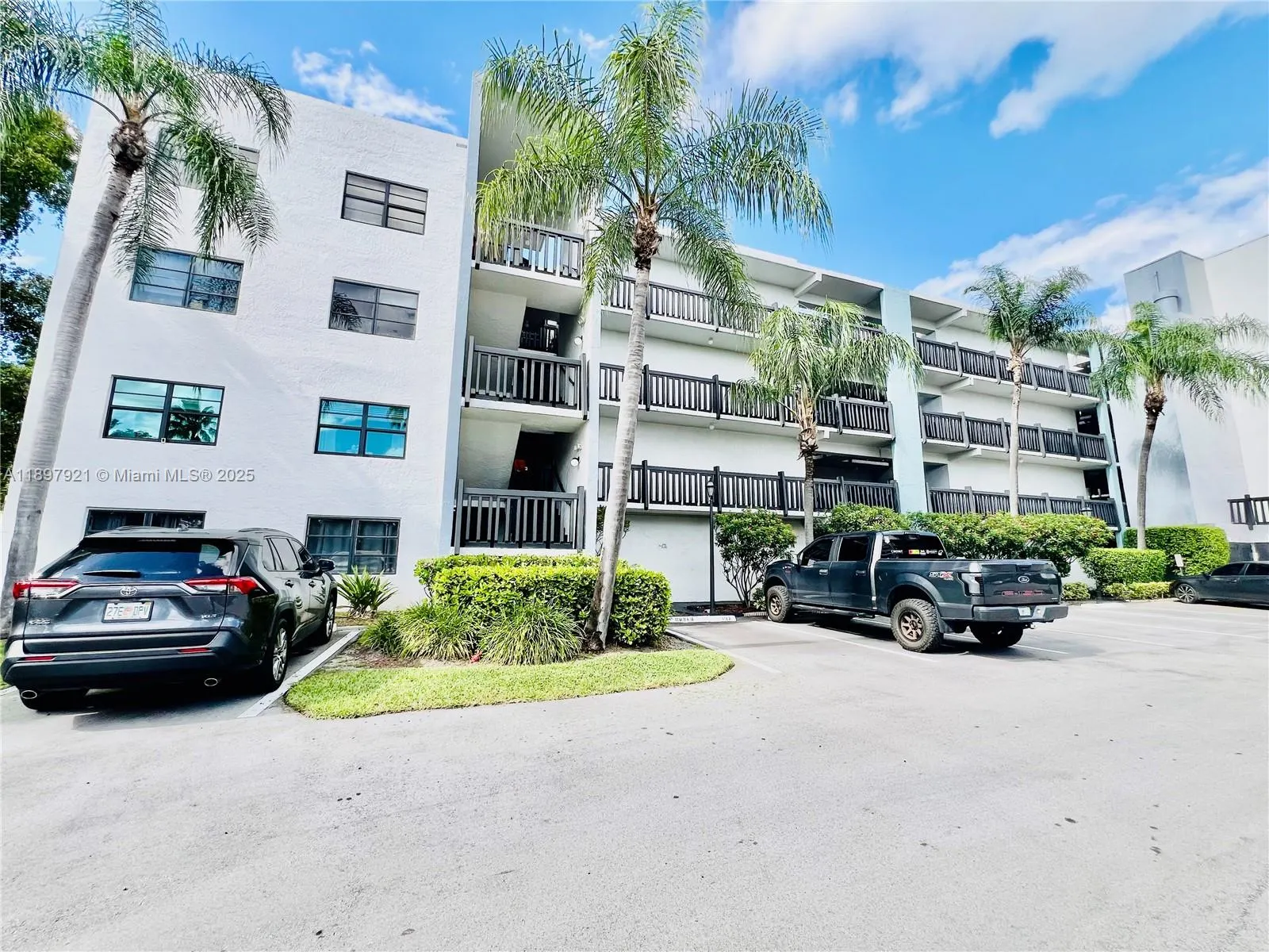 1021 Mockingbird Ln, #215