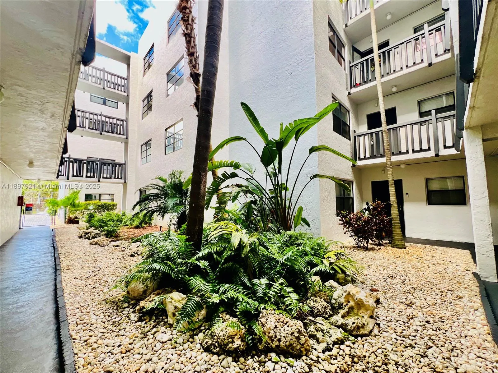 1021 Mockingbird Ln, #215