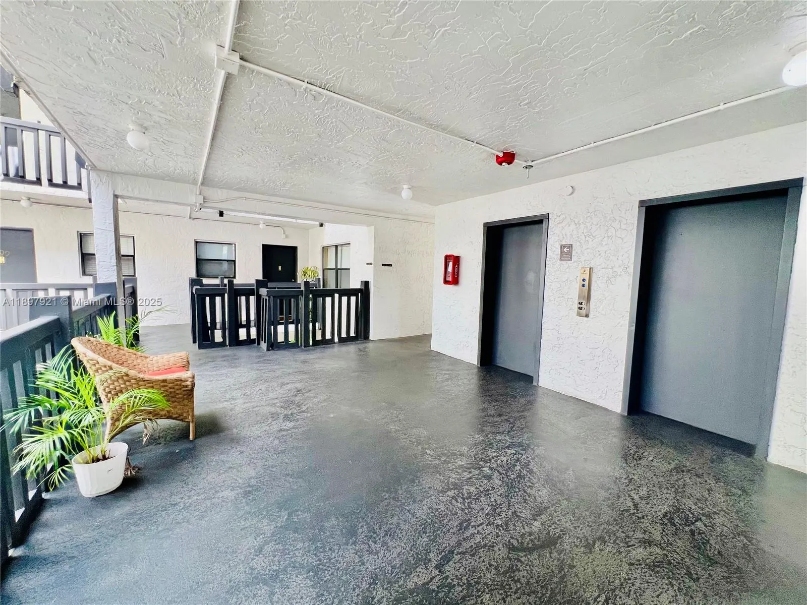 1021 Mockingbird Ln, #215