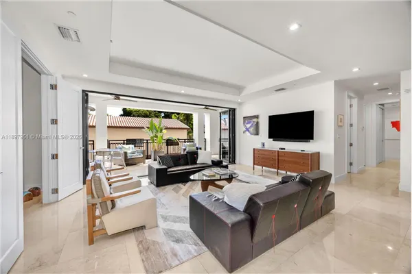 718 Valencia Ave, #207