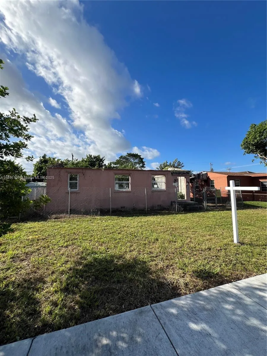 2122 Dewey St