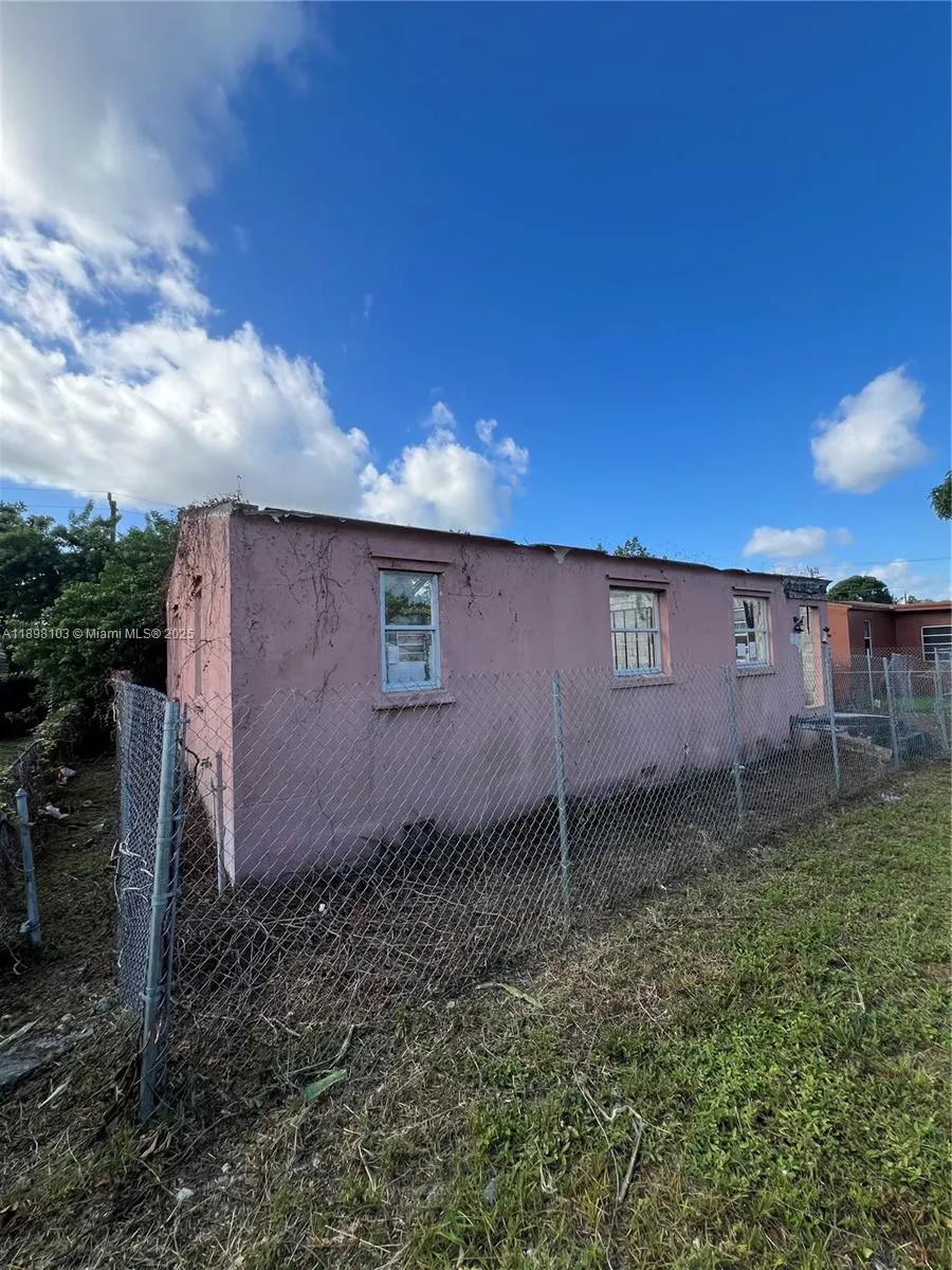 2122 Dewey St