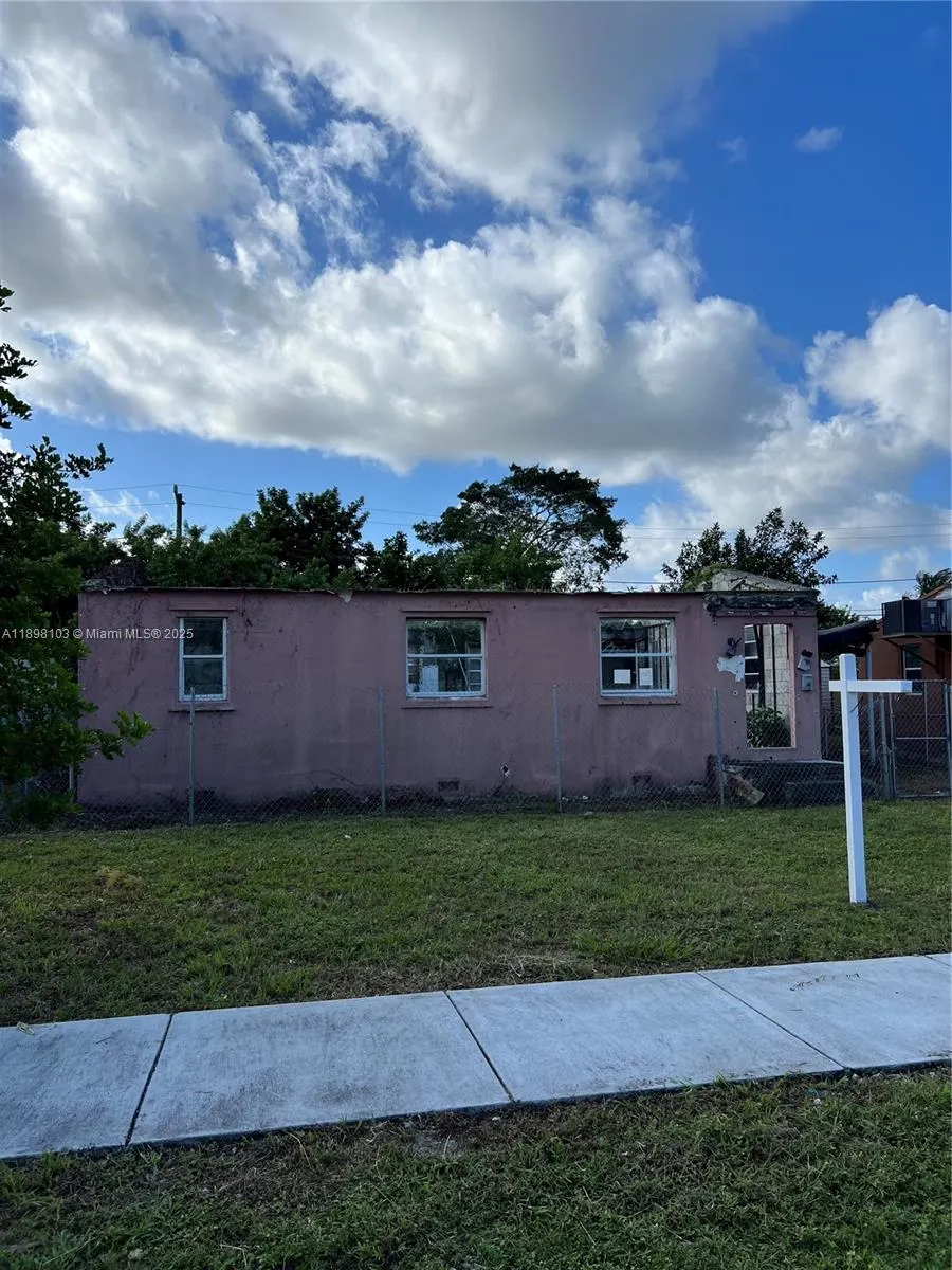 2122 Dewey St
