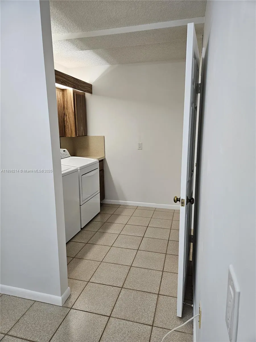 6085 Balboa Cir, #403