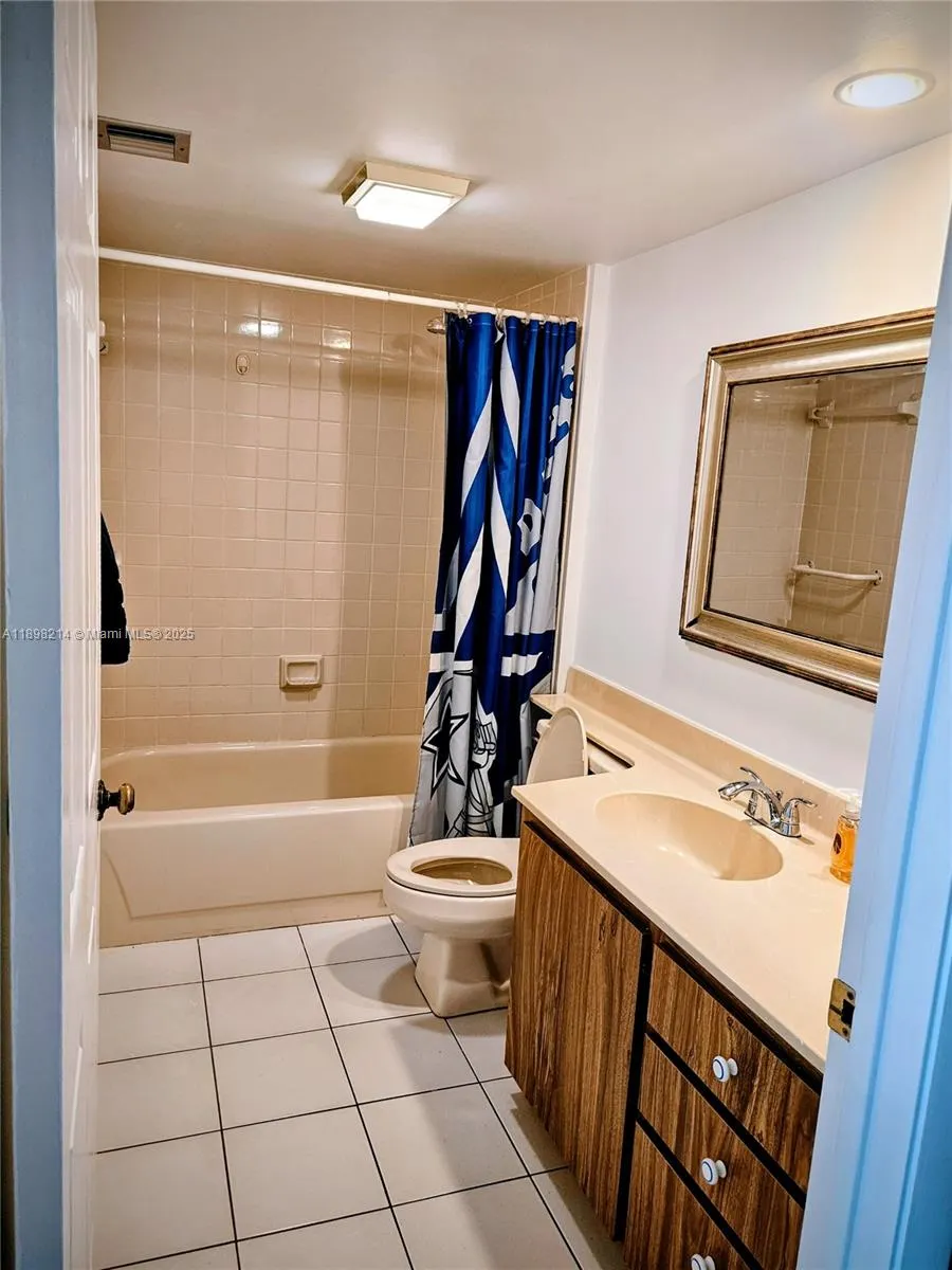 6085 Balboa Cir, #403