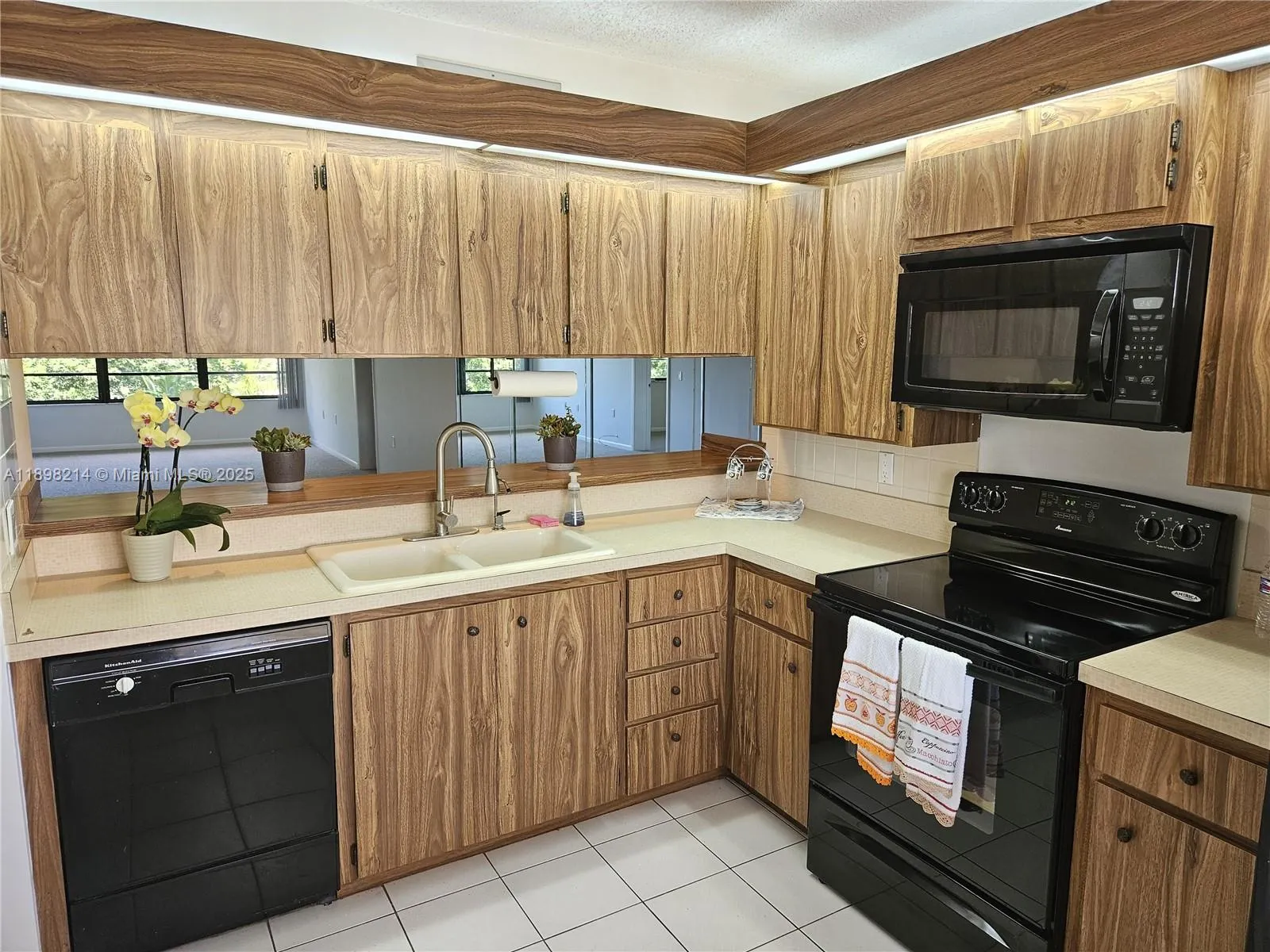6085 Balboa Cir, #403