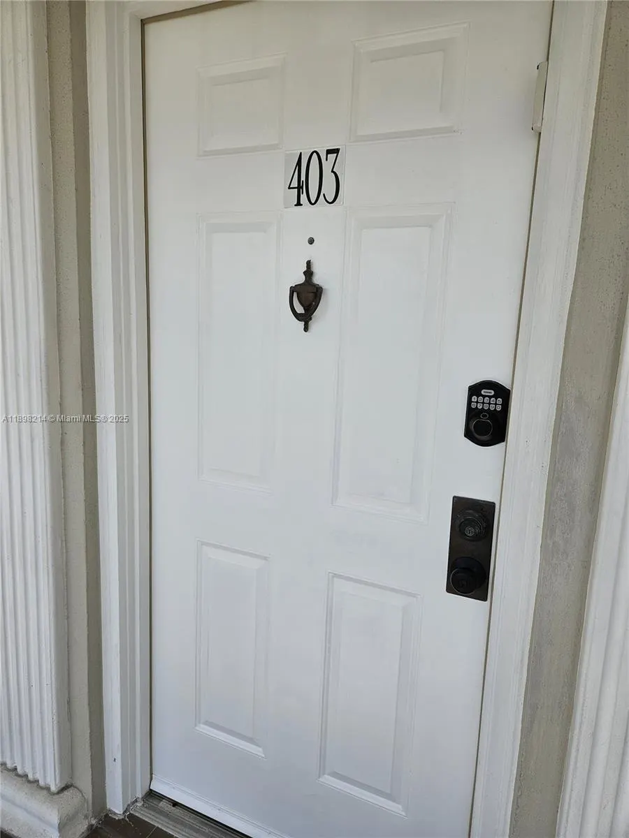 6085 Balboa Cir, #403