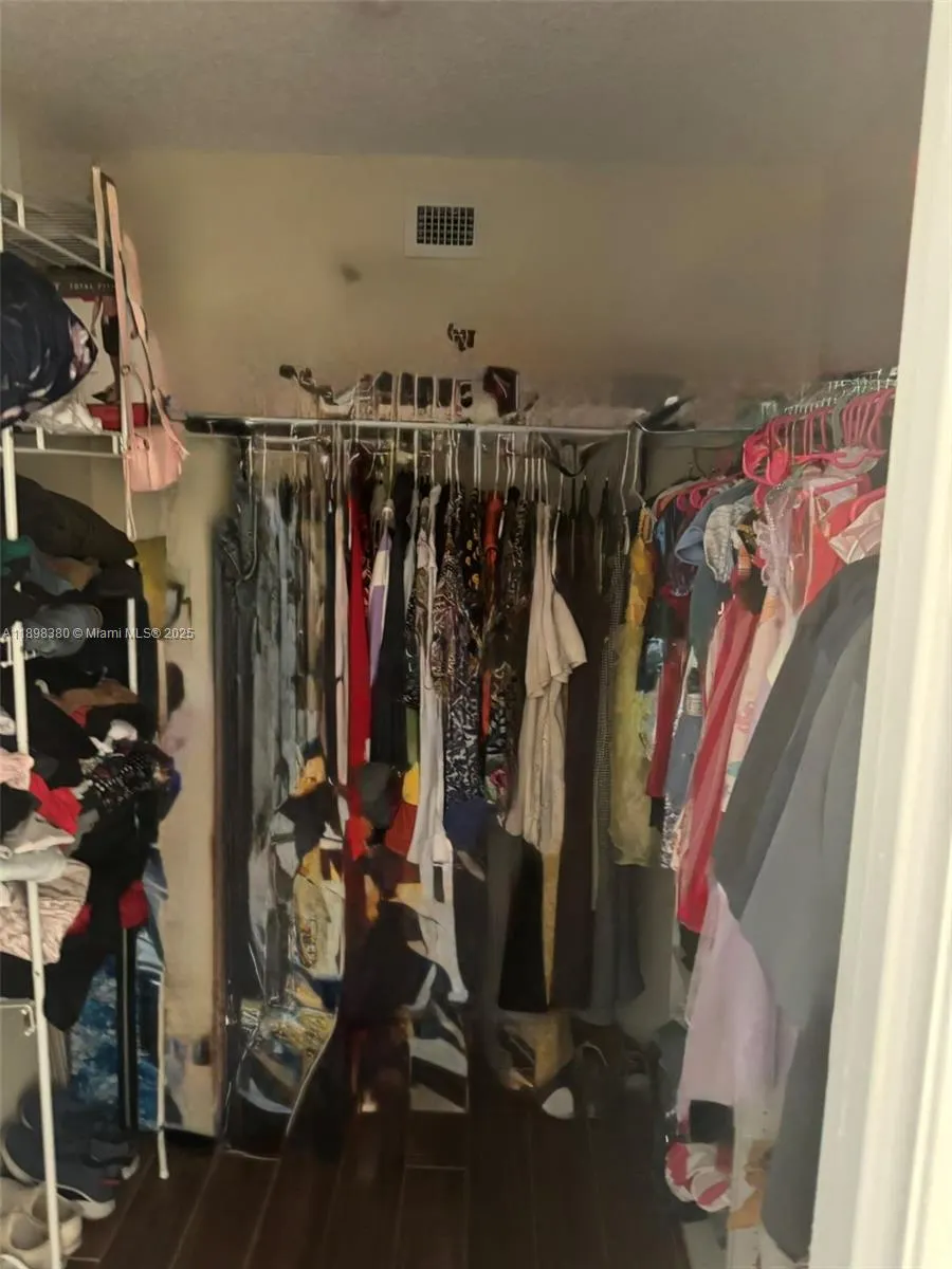 401 SE Golden Isles Dr, #910