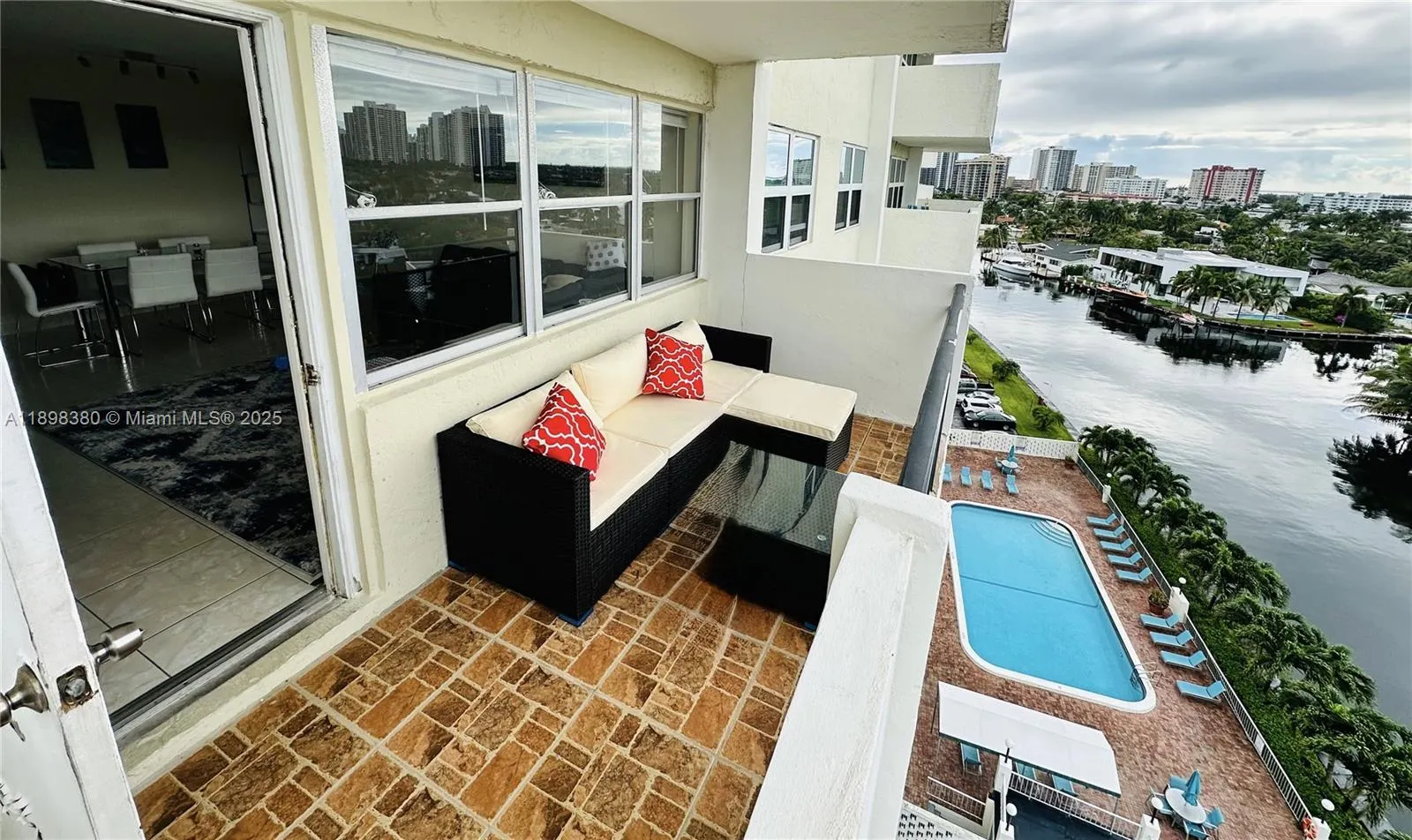 401 SE Golden Isles Dr, #910