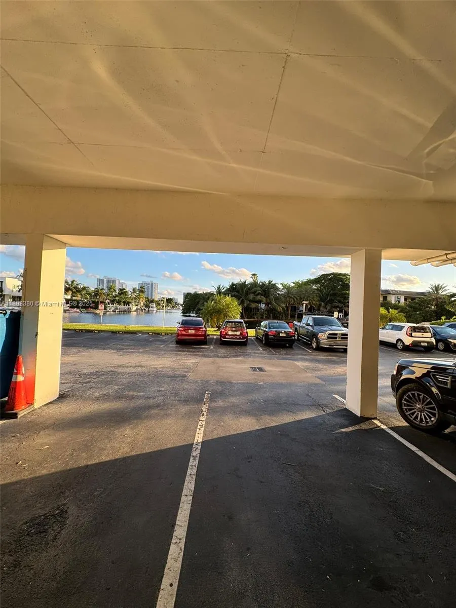 401 SE Golden Isles Dr, #910