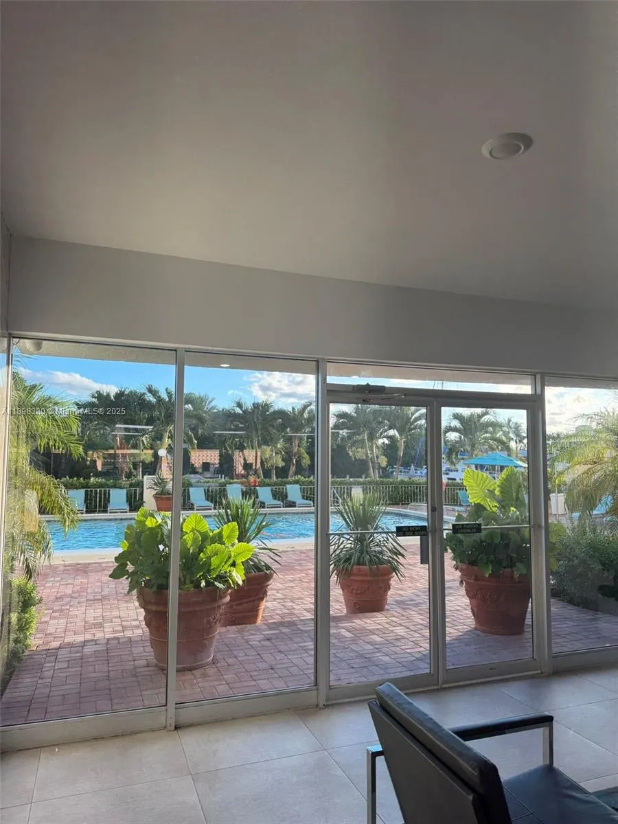 401 SE Golden Isles Dr, #910