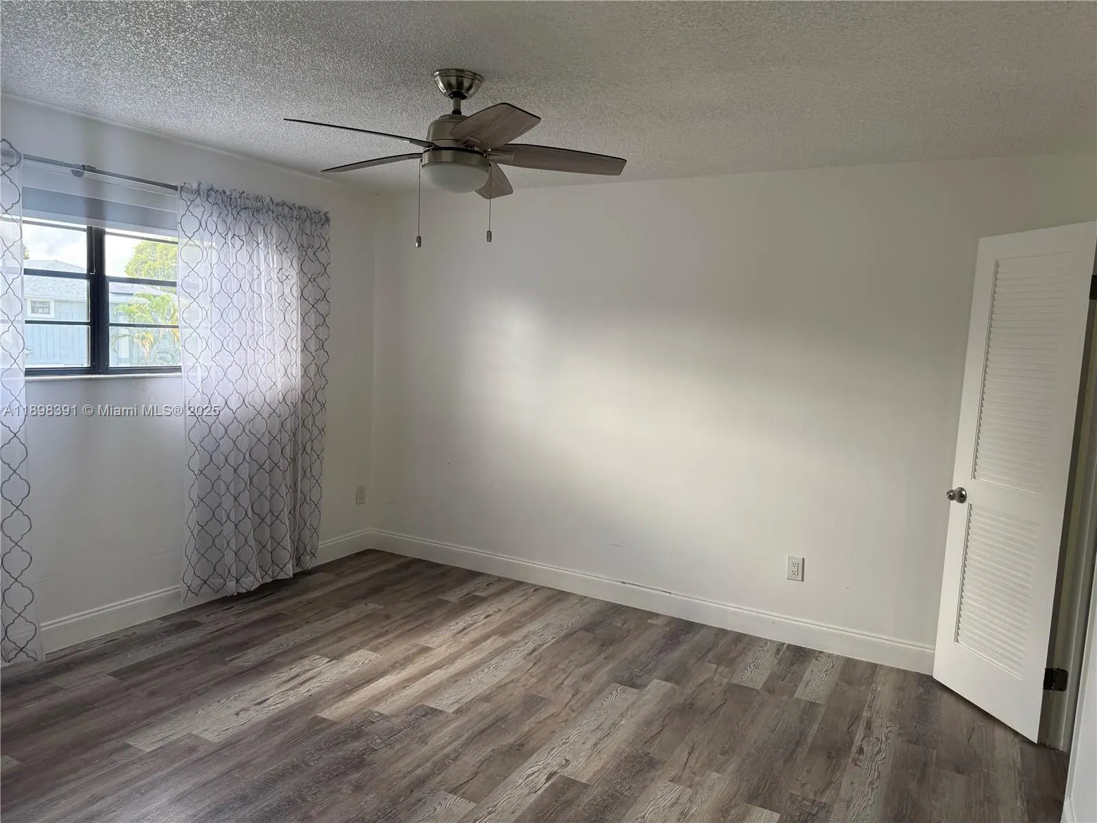 9869 NW 52nd Ter