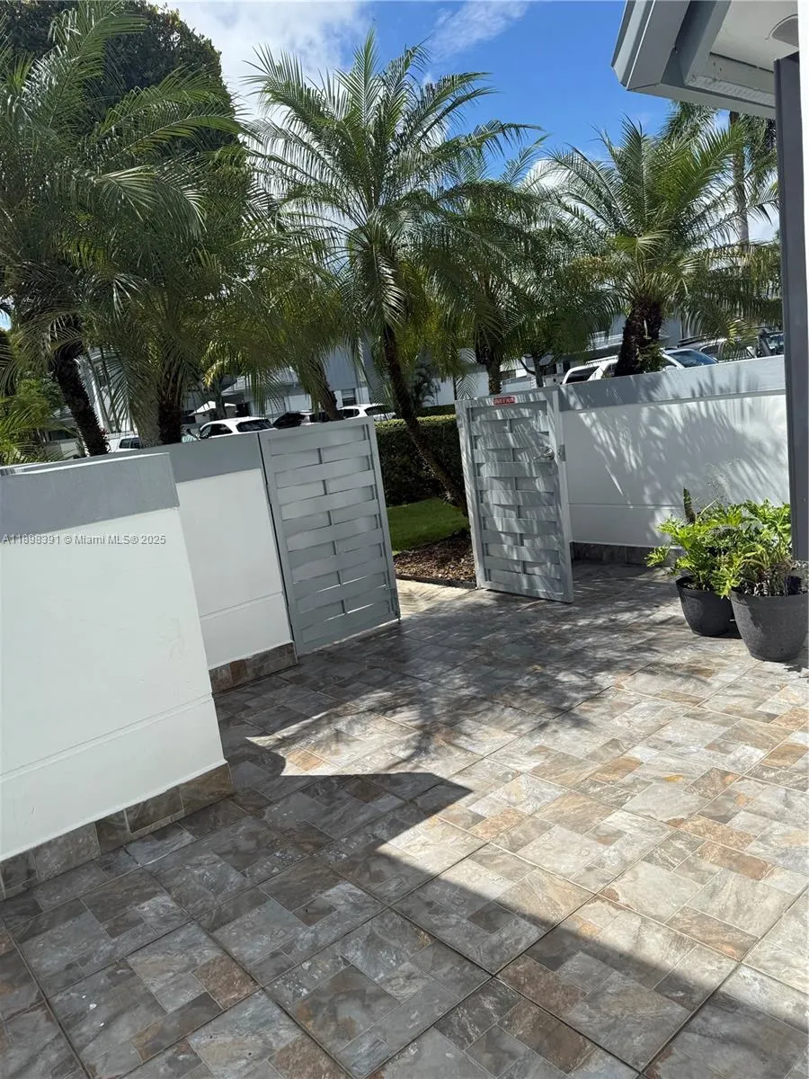 9869 NW 52nd Ter