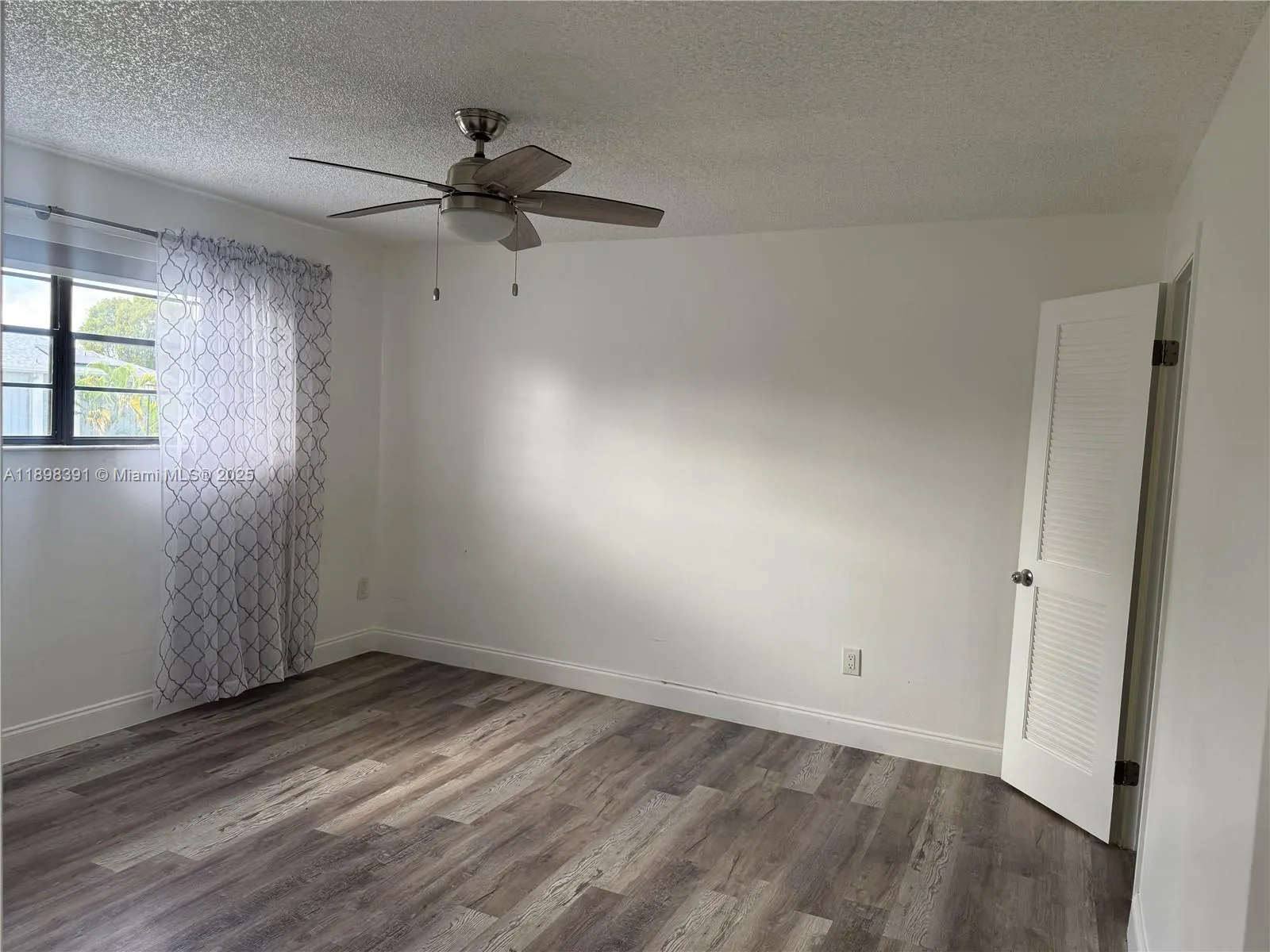 9869 NW 52nd Ter