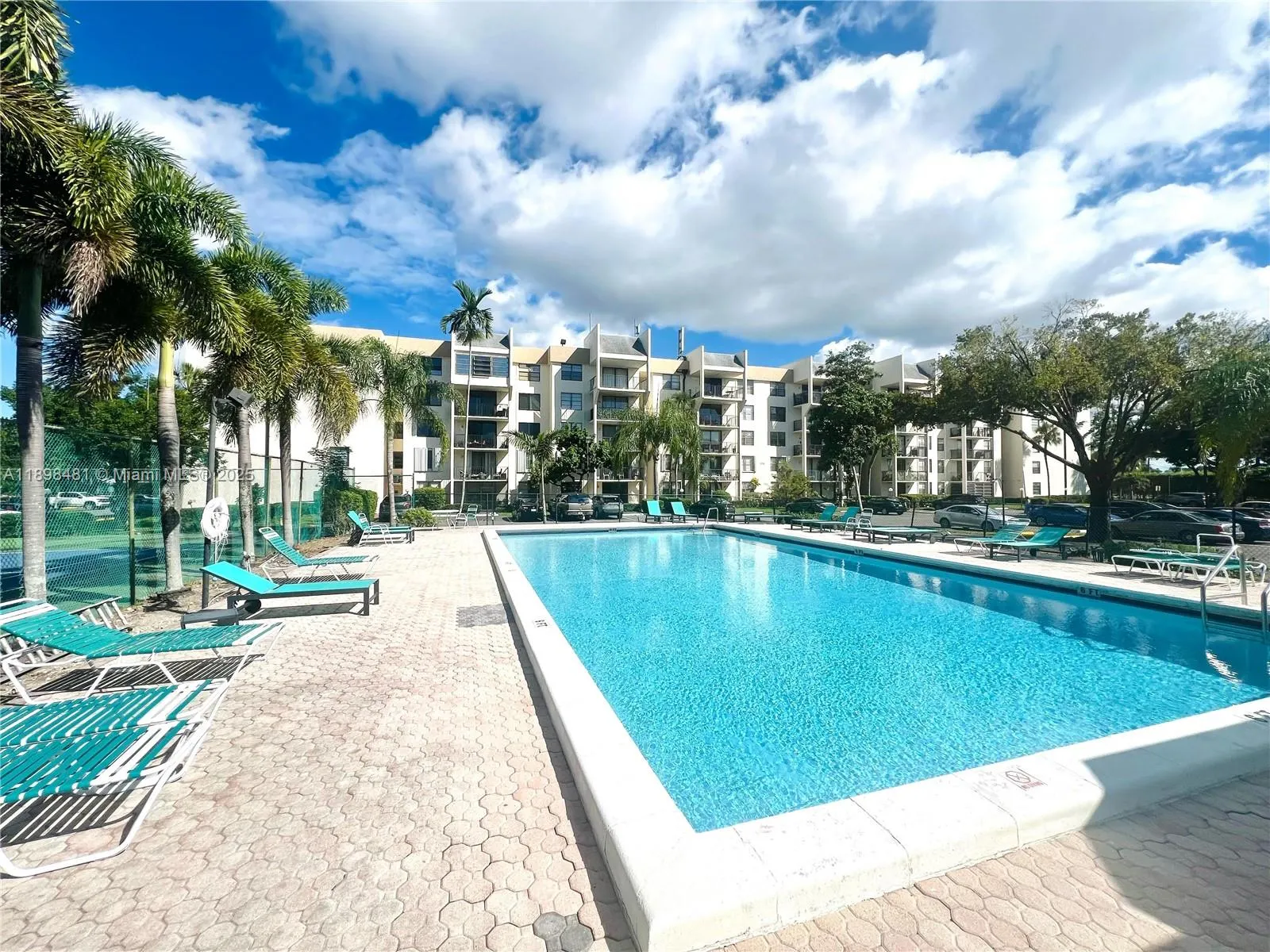 6190 Woodlands Blvd, #517