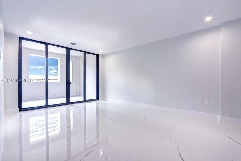 718 Valencia Ave, #202