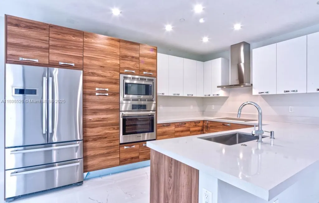 718 Valencia Ave, #202