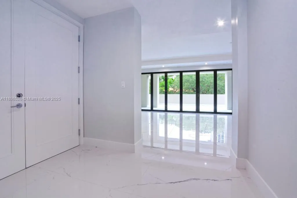 718 Valencia Ave, #202
