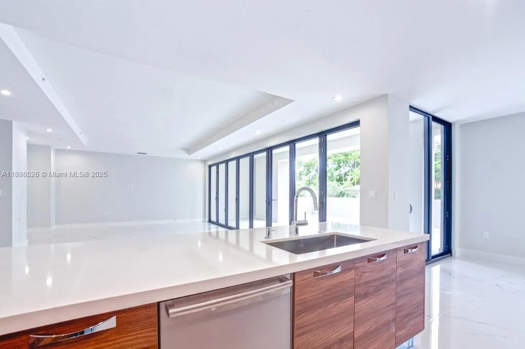 718 Valencia Ave, #202