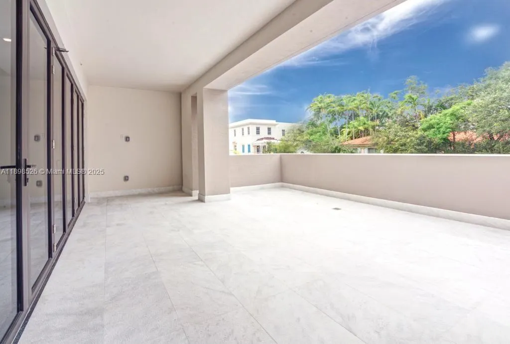 718 Valencia Ave, #202