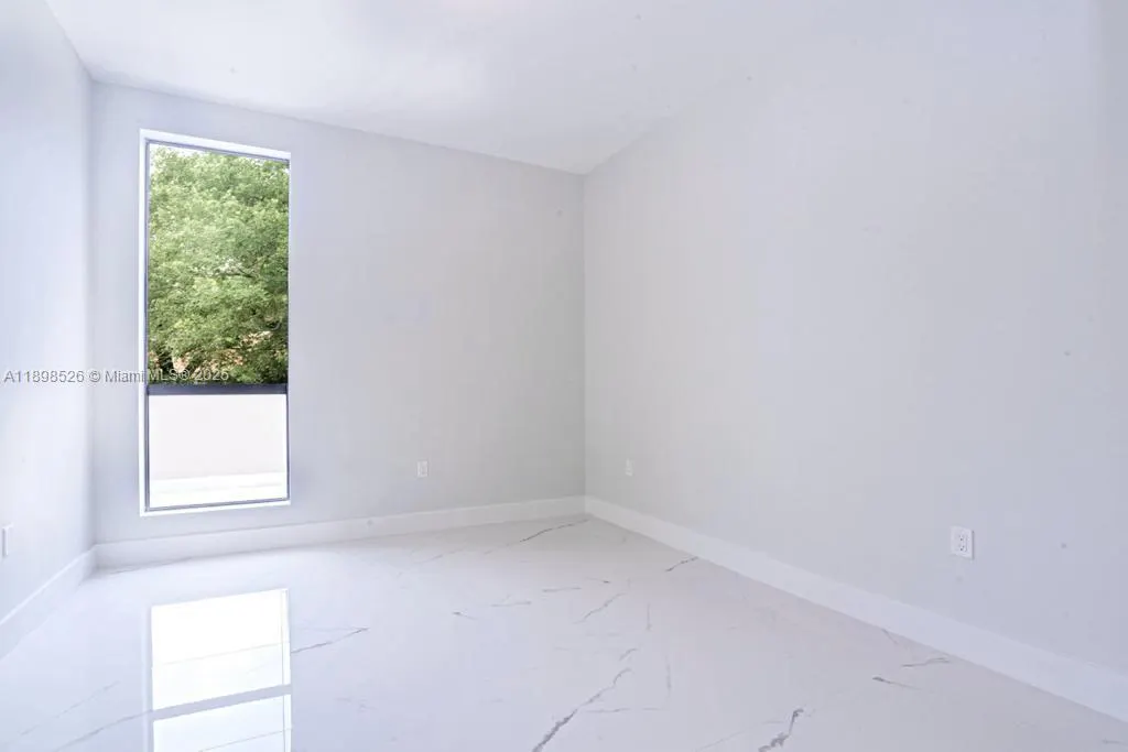 718 Valencia Ave, #202