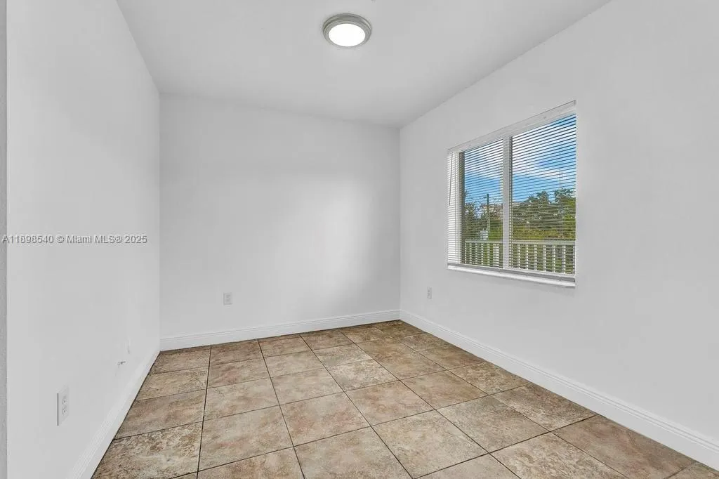 948 SW 3rd St, #304