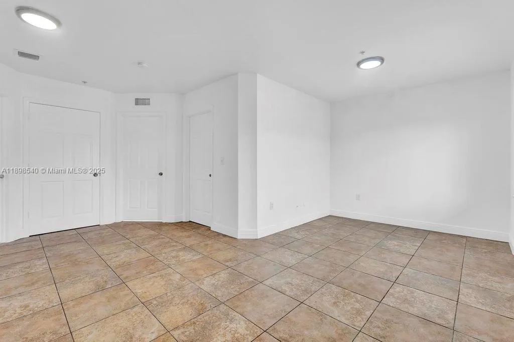948 SW 3rd St, #304