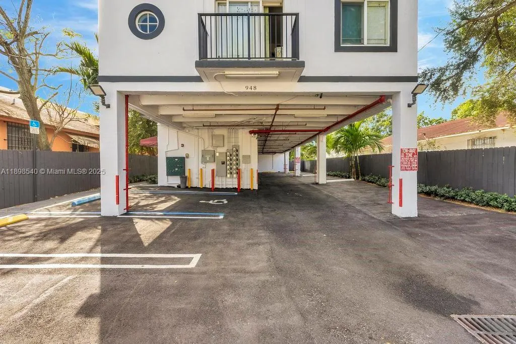 948 SW 3rd St, #304
