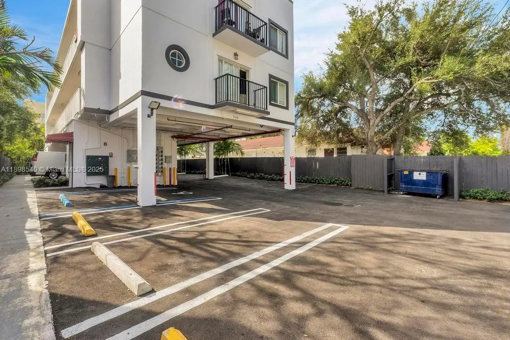 948 SW 3rd St, #304