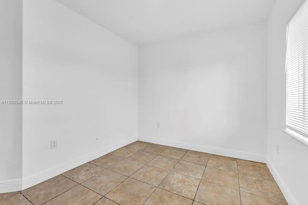 948 SW 3rd St, #304