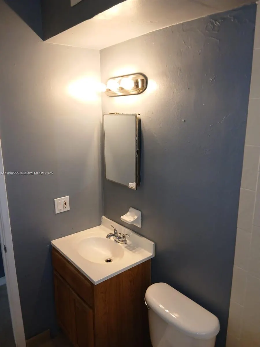 3031 NE 21 Ter, #1
