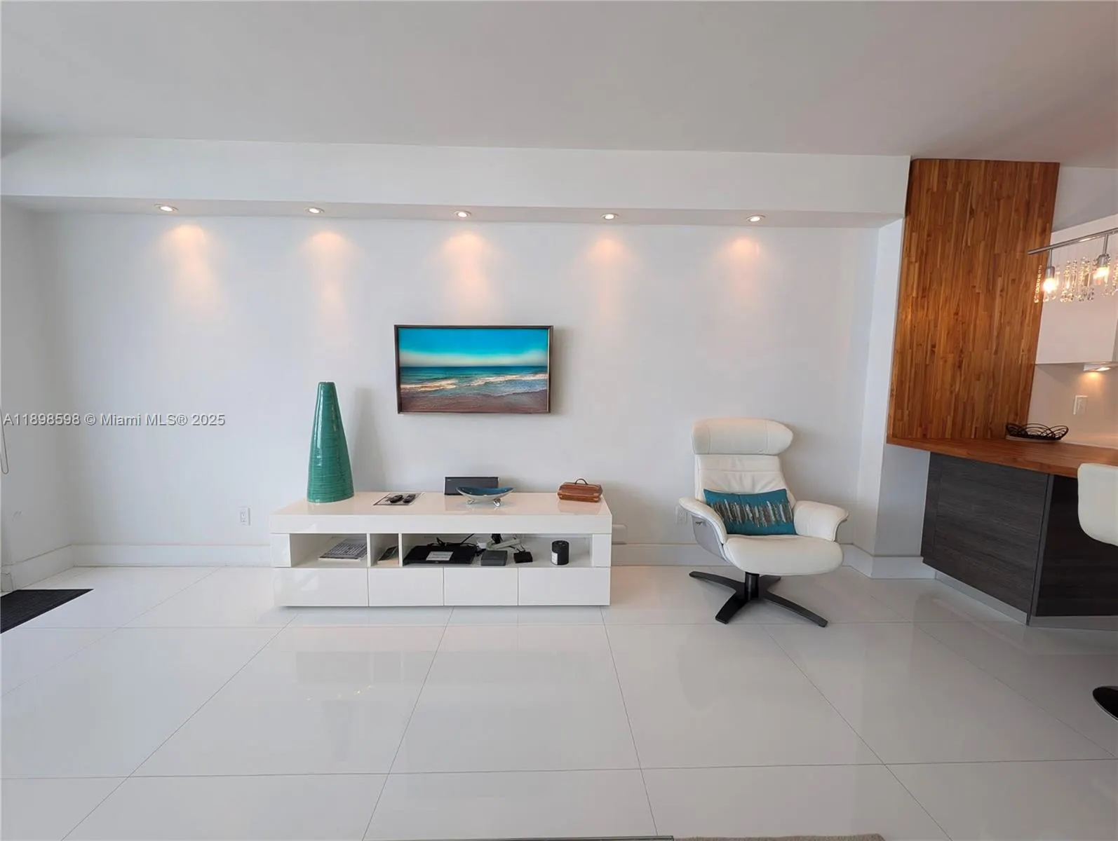 100 Lincoln Rd, #1008