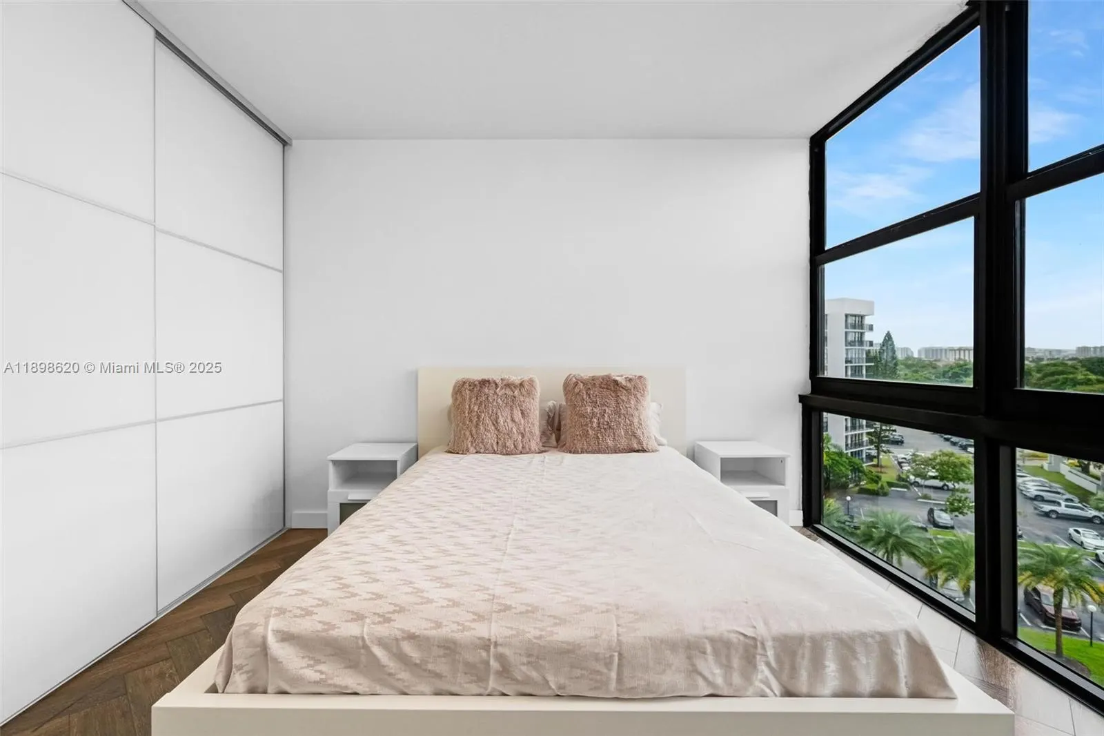 1000 Parkview Dr, #809