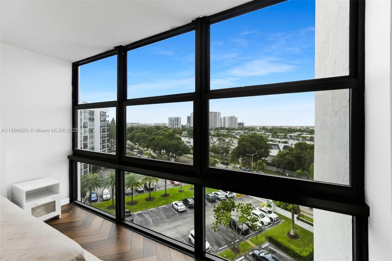 1000 Parkview Dr, #809