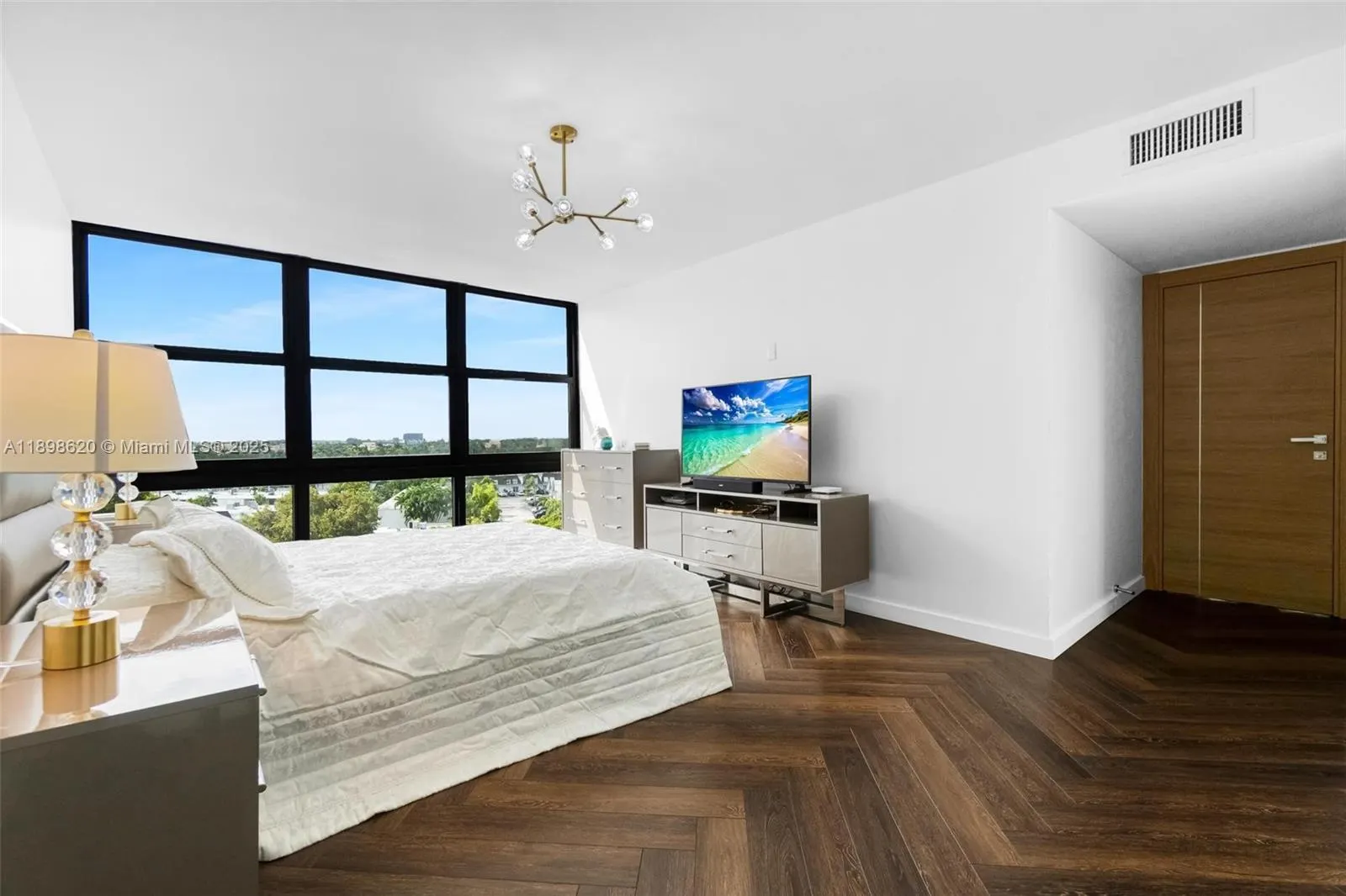 1000 Parkview Dr, #809