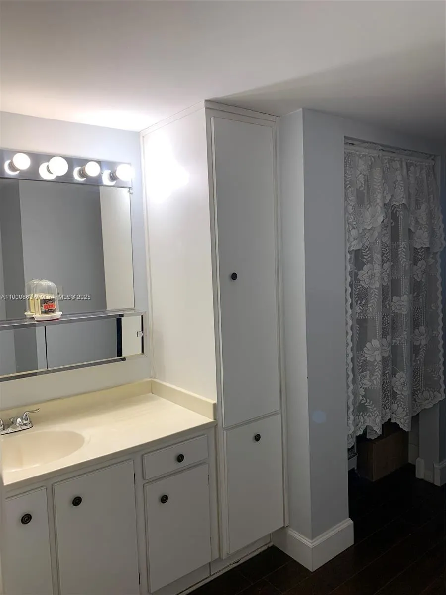 900 Colony Point Cir, #305