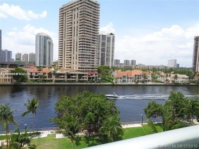 19390 Collins Ave, #709