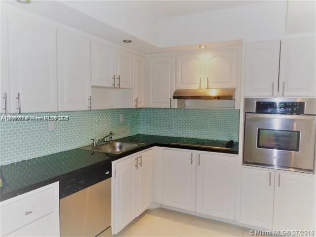 19390 Collins Ave, #709
