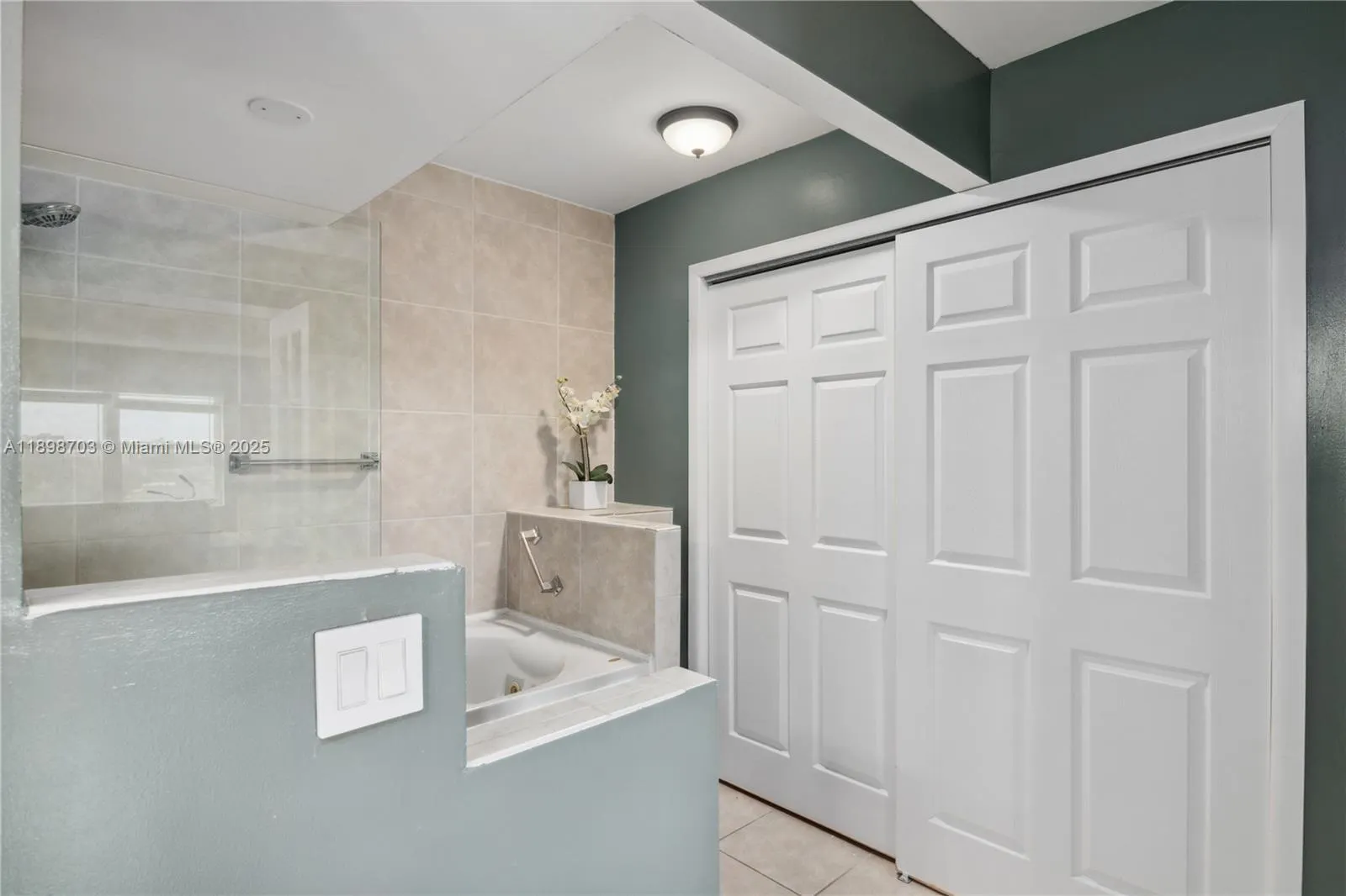 401 Golden Isles Dr, #1012