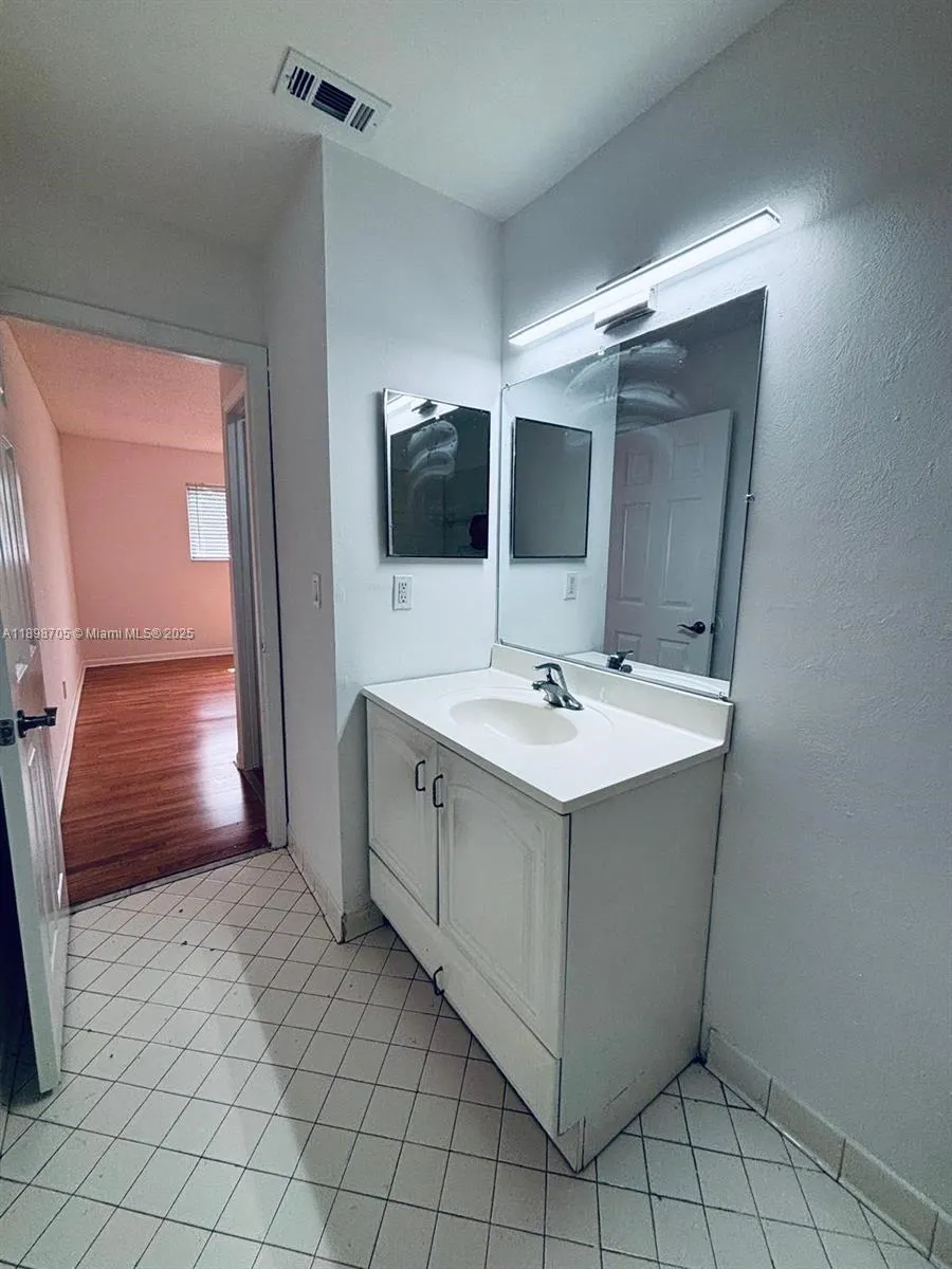 3453 NW 44th St, #105
