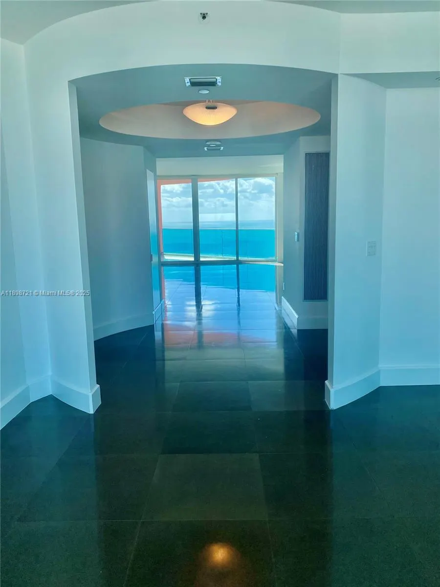 300 S Pointe Dr, #3204