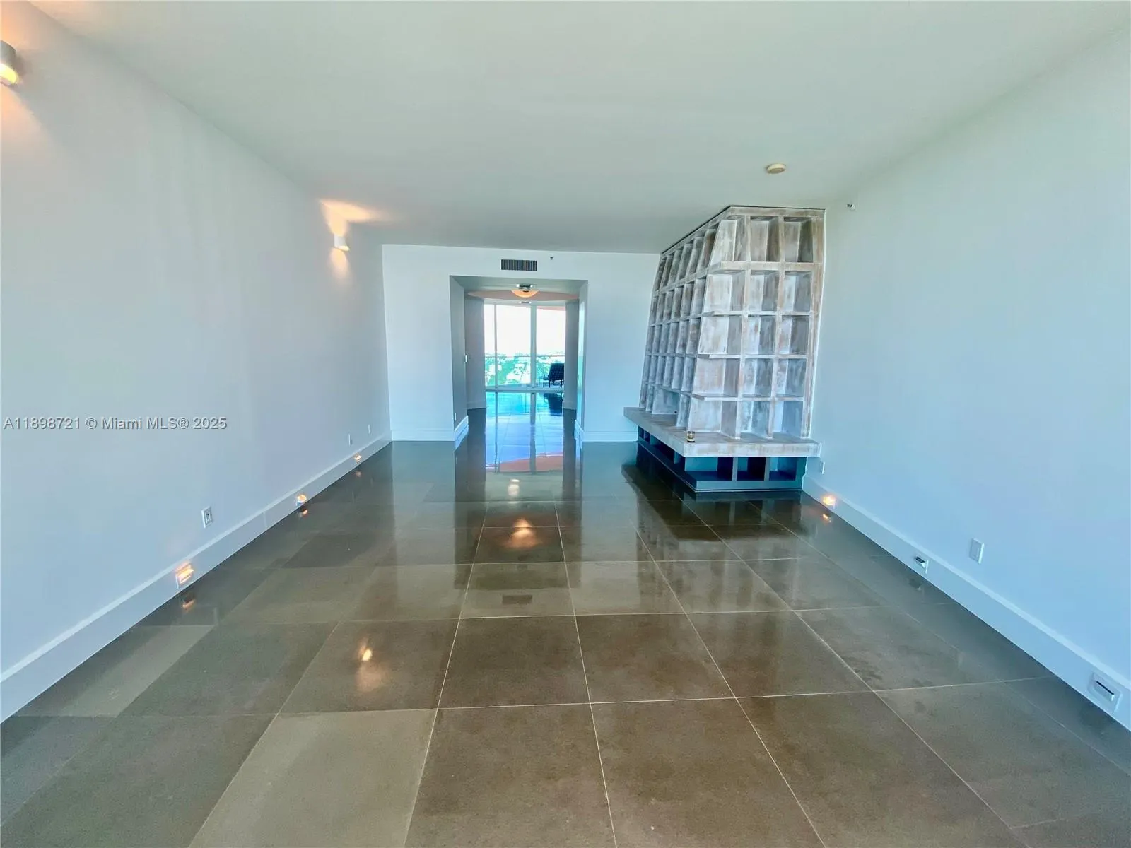 300 S Pointe Dr, #3204