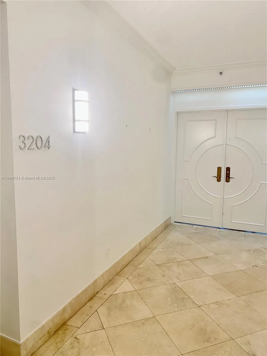 300 S Pointe Dr, #3204