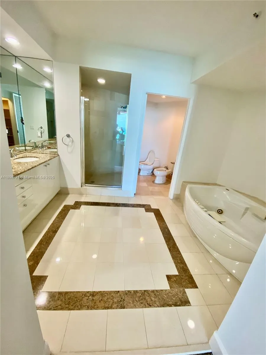 300 S Pointe Dr, #3204