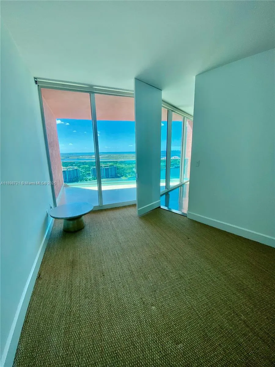 300 S Pointe Dr, #3204