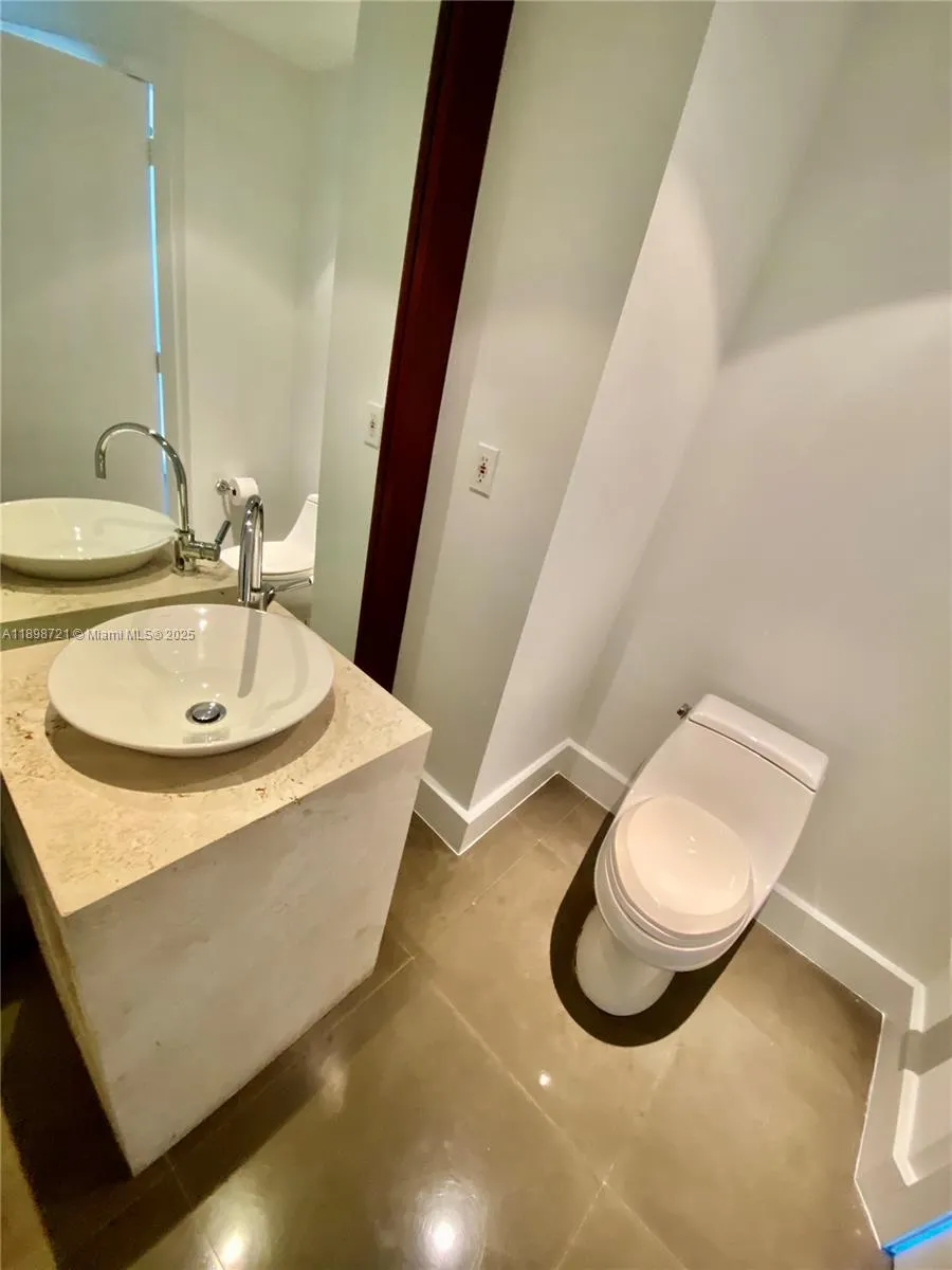 300 S Pointe Dr, #3204