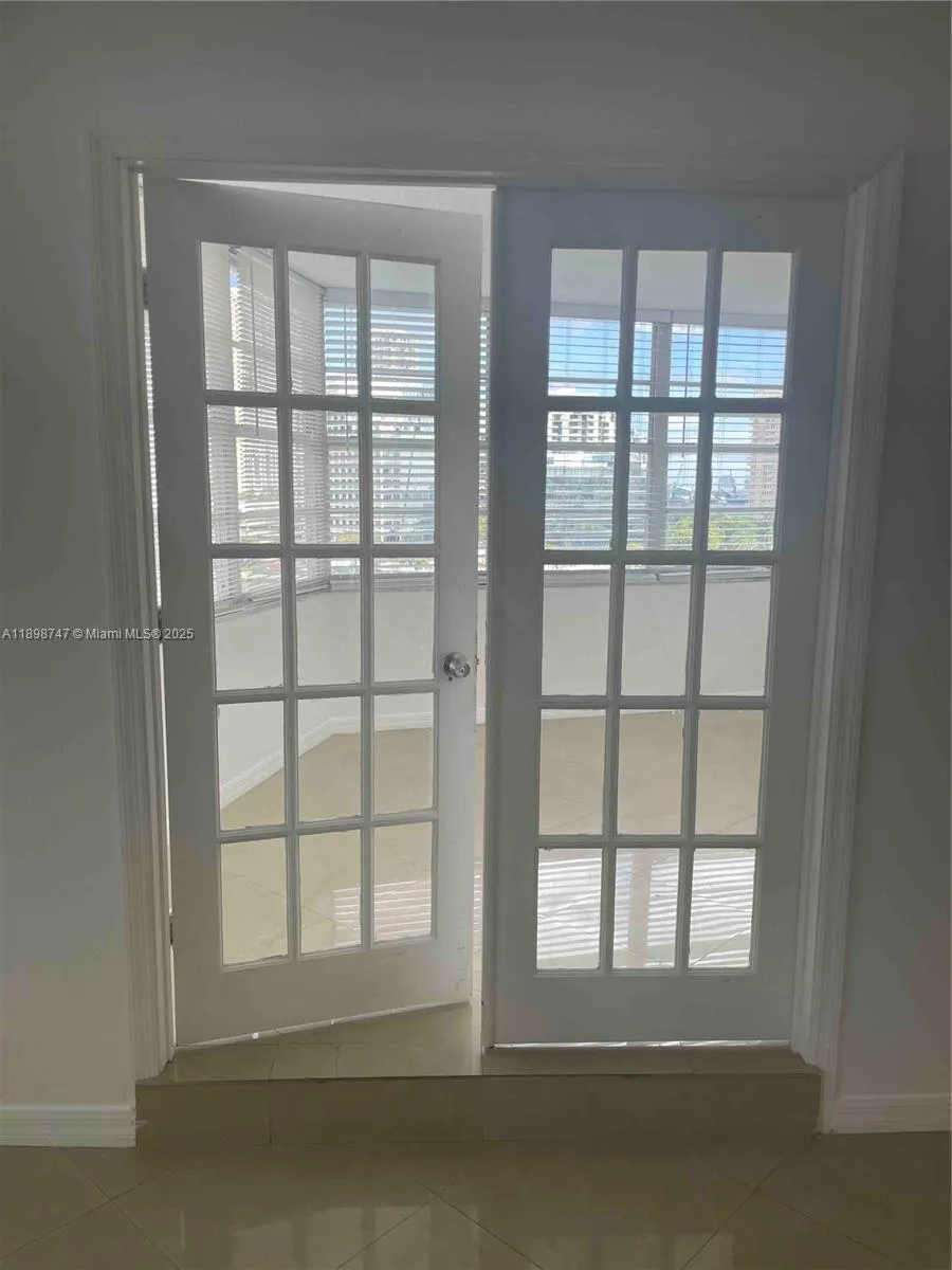 801 Brickell Bay Dr, #871