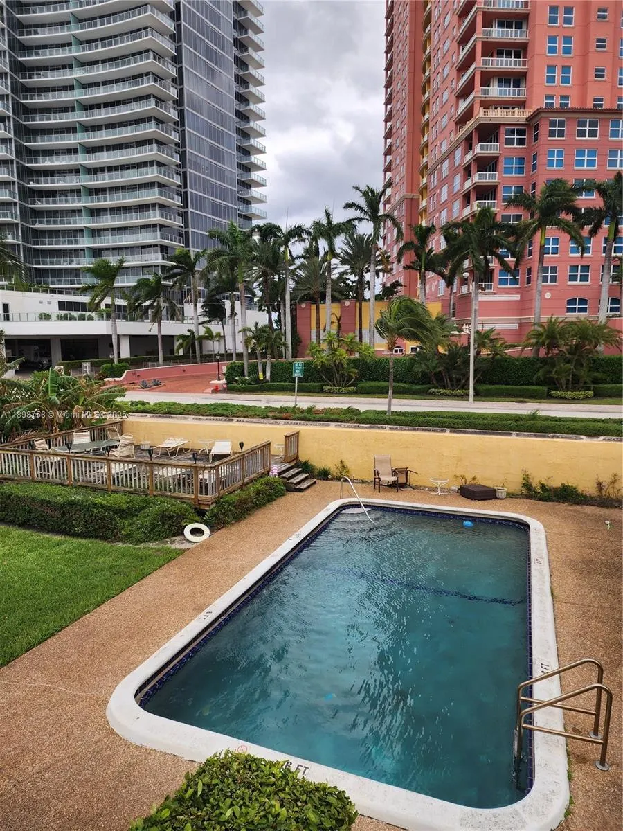 2121 N Ocean Blvd, #7